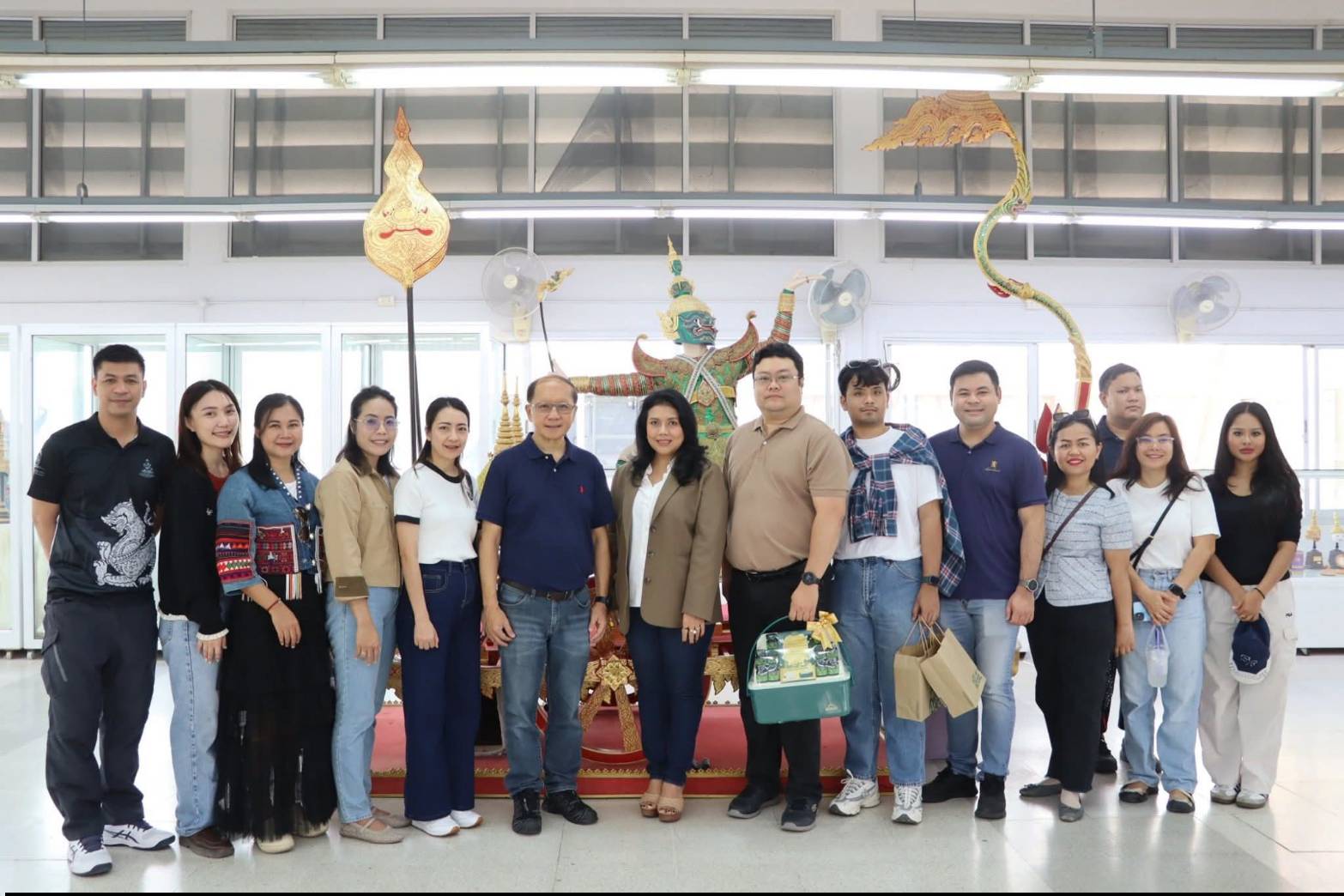 title - ผอ.ศพส. ให้การต้อนรับ คณะนักศึกษาโครงการรัฐประศาสนศาสตรมหาบัณฑิต รุ่นที่ 18 มหาวิทยาลัยรามคำแหง เข้าเยี่ยมชมแผนกฝึกอบรมทั้ง 12 แผนก และพื้นที่ภายในศูนย์ส่งเสริมและพัฒนาอาชีพเสริมนอกภาคการเกษตร